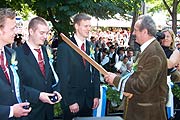 OB Christian Ude schlägt die Bräuburschen der letzten Jahrgänge mit der Ferula frei (Foto: Martin Schmitz)